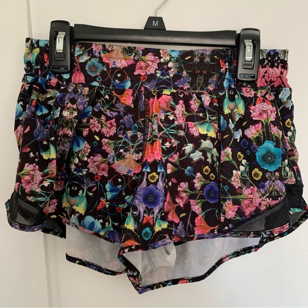 23. Size 6 LULULEMON Floral Patterned Hotty Hot Shorts